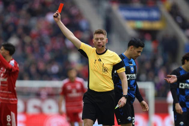 Schiedsrichter Christian Dingert zeigt die gelb-rote Karte waehrend des spiels der 2. Bundesliga zwischen Fortuna Düsseldorf und SC Paderborn 07, Merkur Spiel-Arena am 01. February 2026 in Düsseldorf, Deutschland. (Foto von Oliver Kaelke DeFodi Images) +++ Schiedsrichter Christian Dingert show the yellow-red card during the 2. Bundesliga match between Fortuna Düsseldorf and SC Paderborn 07 at Merkur Spiel-Arena on February 1, 2026 in Düsseldorf, Germany. (Photo by Oliver Kaelke DeFodi Images) (Photo by Oliver Kaelke DeFodi Images) - *** Referee Christian Dingert shows the yellow red card during the 2 Bundesliga match between Fortuna Düsseldorf and SC Paderborn 07, Merkur Spiel Arena on 01 February 2026 in Düsseldorf, Germany Photo by Oliver Kaelke DeFodi Images Referee Christian Dingert show the yellow red card during the 2 Bundesliga match between Fortuna Düsseldorf and SC Paderborn 07 at Merkur Spiel Arena on February 1, 2026 in Düsseldorf, Germany Photo by Oliver Kaelke DeFodi Images Photo by Oliver Kaelke DeFodi Images