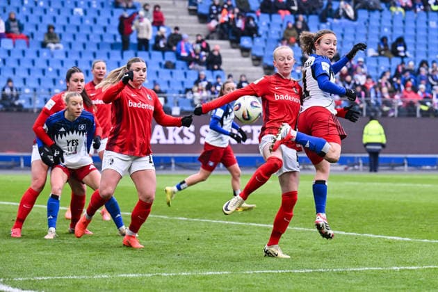 Google Pixel Frauen-Bundesliga; Hamburger SV - SC Freiburg; 01.02.2026 HAMBURG, GERMANY - 01. FEBRUARY: im Duell Meret FELDE (SC Freiburg Frauen 4) und Melanie BRUNNTHALER (Hambuger SV Frauen 11) während dem Match zwischen dem Hamburger SV und dem SC Freiburg am 16. Spieltag der Google Pixel Frauen-Bundesliga im Volksparkstadion Copyright: xBEAUTIFULxSPORTS Goldbergx