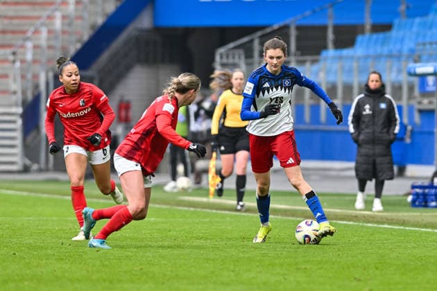 Google Pixel Frauen-Bundesliga; Hamburger SV - SC Freiburg; 01.02.2026 HAMBURG, GERMANY - 01. FEBRUARY: im Duell Greta STEGEMANN (SC Freiburg Frauen 16) und Lotta WREDE (Hamburger SV Frauen 32) während dem Match zwischen dem Hamburger SV und dem SC Freiburg am 16. Spieltag der Google Pixel Frauen-Bundesliga im Volksparkstadion Copyright: xBEAUTIFULxSPORTS Goldbergx