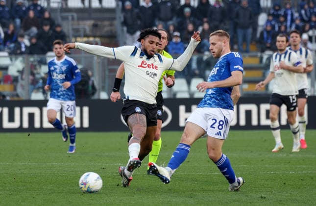 February 1, 2026, Como: Atalanta s mildfielder Ederson in action against Como 1907 s defender Ivan Smolcic during the Italian Serie A soccer match Como 1907 vs Atalanta at Giuseppe Sinigaglia stadium in Como, Italy, 1 February 2026. ANSA ROBERTO BREGANI Serie A; Como 1907-Atalanta  - ZUMAa110 20260201_zaf_a110_020 Copyright: xRobertoxBreganix