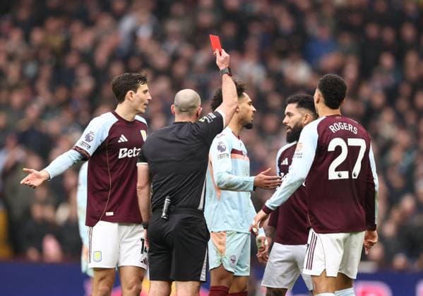 Referee Mr Tim Robinson shows Kevin Schade of Brentford a red card. Aston Villa v Brentford, Premier League, Football, Villa Park, Birmingham, UK - 01 Feb 2026Birmingham Villa Park United Kingdom EDITORIAL USE ONLY No use with unauthorised audio, video, data, fixture lists, club league logos or live services. Online in-match use limited to 120 images, no video emulation. No use in betting, games or single club league player publications. Copyright: xRyanxBrowne Shutterstockx 16496858ap