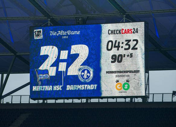 Fussball, Herren, Saison 2025 2026, 2. Bundesliga (20. Spieltag), Hertha BSC - SV Darmstadt 98, Anzeigetafel mit 2:2-Endstand, 01.02. 2026,