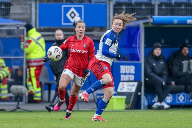 v.li.: Selina Vobian (SC Freiburg, 10) und Melanie Brunnthaler (Hamburger SV, HSV, 11) im Zweikampf, Duell, Dynamik, Aktion, Action, Spielszene, DIE DFB-RICHTLINIEN UNTERSAGEN JEGLICHE NUTZUNG VON FOTOS ALS SEQUENZBILDER UND ODER VIDEOÄHNLICHE FOTOSTRECKEN. DFB REGULATIONS PROHIBIT ANY USE OF PHOTOGRAPHS AS IMAGE SEQUENCES AND OR QUASI-VIDEO., 01.02.2026, (), Fussball, Google Pixel Frauen-Bundesliga, Hamburger SV - SC Freiburg