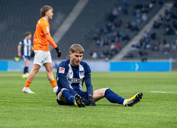 Fussball, Herren, Saison 2025 2026, 2. Bundesliga (20. Spieltag), Hertha BSC - SV Darmstadt 98, Marten Winkler (Hertha BSC) am Boden, 01.02. 2026,
