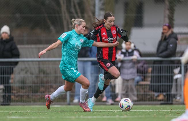 GER, Frankfurt, Eintracht Frankfurt II vs VfR Warbeyen, 2. Frauen Bundesliga, Fussball, DFB, Spielzeit 2025 2026, Stadion am Bretanobad, 15. Spieltag im Bild v.l.: Faisal Hoevers (VfR Warbeyen 2), Emma Memminger (Eintracht Frankfurt II 32) DFB DFL REGULATIONS PROHIBIT ANY USE OF PHOTOGRAPHS AS IMAGE SEQUENCES AND OR QUASI-VIDEO, 01.02.2026 Copyright: HMBxMedia HendrikxHamelau