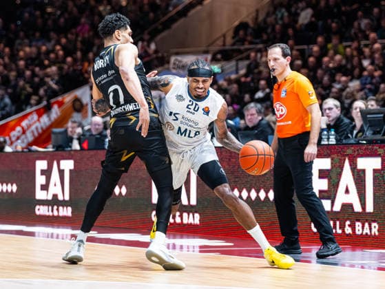 Michael Weathers (MLP Academics Heidelberg, 20) im Zweikampf gegen Adrian Worthy (Basketball Loewen Braunschweig, 00) Basketball Loewen Braunschweig vs. MLP Academics Heidelberg, Basketball, easyCredit Basketball Bundesliga, 18. Spieltag, Saison 2025 2026, 01.02.2026 Basketball Loewen Braunschweig vs. MLP Academics Heidelberg, Basketball, easyCredit Basketball Bundesliga, 18. Spieltag, Saison 2025 2026, 01.02.2026 Braunschweig Copyright: xEibner-Pressefoto DamianxKruczynx EP_DKI