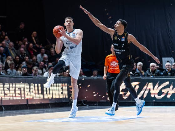 Dusan Neskovic (MLP Academics Heidelberg, 07) beim Wurf gegen David N Guessan (Basketball Loewen Braunschweig, 01) Basketball Loewen Braunschweig vs. MLP Academics Heidelberg, Basketball, easyCredit Basketball Bundesliga, 18. Spieltag, Saison 2025 2026, 01.02.2026 Basketball Loewen Braunschweig vs. MLP Academics Heidelberg, Basketball, easyCredit Basketball Bundesliga, 18. Spieltag, Saison 2025 2026, 01.02.2026 Braunschweig Copyright: xEibner-Pressefoto DamianxKruczynx EP_DKI