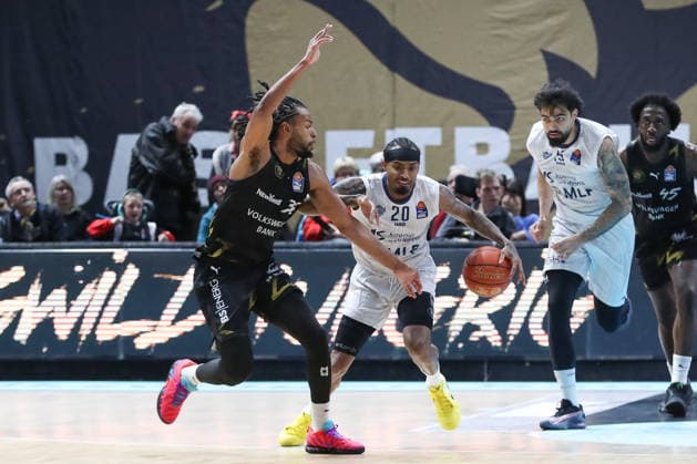 01.02.2026, xgox, Basketball - easyCredit BBL Basketball Loewen Braunschweig - MLP Academics Heidelberg emspor, v.l. Chip Fangian (Braunschweig, 30), Michael Weathers (Heidelberg, 20) Zweikampf, Duell, Kampf, tackle Braunschweig