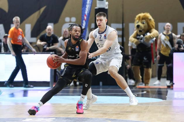 01.02.2026, xgox, Basketball - easyCredit BBL Basketball Loewen Braunschweig - MLP Academics Heidelberg emspor, v.l. Chip Fangian (Braunschweig, 30), Dusan Neskovic (Heidelberg, 7) Zweikampf, Duell, Kampf, tackle Braunschweig