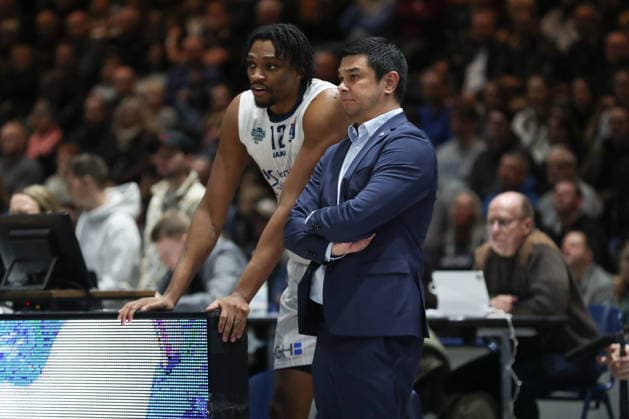 01.02.2026, xgox, Basketball - easyCredit BBL Basketball Loewen Braunschweig - MLP Academics Heidelberg emspor, v.l. Osum Osunniyi (Heidelberg, 12) und Danny Jansson (Heidelberg, Trainer) Braunschweig