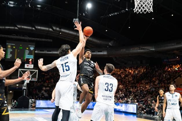Szene mit Kevin McClain (3; MLP Academics Heidelberg) und Adrian Worthy (0; Basketball Löwen Braunschweig) in Aktion auf dem Spielfeld am 18. Spieltag der EasyCredit BBL in Braunschweig. EasyCredit BBL 18. Spieltag in Braunschweig Adrian Worthy (0; Basketball Löwen Braunschweig) gegen Kevin McClain (3; MLP Academics Heidelberg) in Aktion