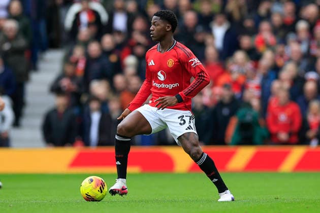Manchester United, ManU v Fulham, Premier League Kobbie Mainoo (37) of Manchester United during the Premier League match between Manchester United and Fulham at Old Trafford, Manchester, UK on 1 February 2026. Manchester Old Trafford Greater Manchester UK Editorial use only DataCo restrictions apply See www.football-dataco.com , Copyright: xConorxMolloyx PSI-23668-0062