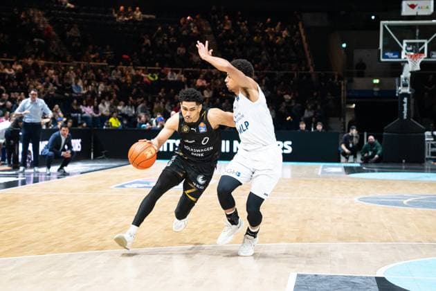 Szene mit Adrian Worthy (0; Basketball Löwen Braunschweig) und Kevin McClain (3, MLP Academics Heidelberg) in einem Zweikampf um den Ball, Marcus Weathers (00; MLP Academics Heidelberg) im Hintergrund in der EasyCredit BBL am 18. Spieltag in Braunschweig. EasyCredit BBL 18. Spieltag in Braunschweig Adrian Worthy (0; Basketball Löwen Braunschweig) im Zweikampf mit Kevin McClain (3, MLP Academics Heidelberg)