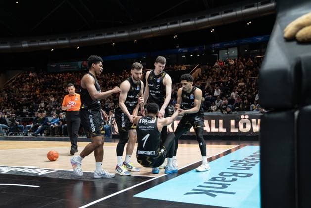 Szene mit Adrian Worthy (0; Basketball Löwen Braunschweig), Benjamin Schröder (2; Basketball Löwen Braunschweig), Josh Hawley (3; Basketball Löwen Braunschweig) und Luka ä?uka (5; Basketball Löwen Braunschweig) in der EasyCredit BBL am 18. Spieltag in Braunschweig. EasyCredit BBL 18. Spieltag in Braunschweig Spielaktion mit Adrian Worthy (0; Basketball Löwen Braunschweig) und Teamkollegen