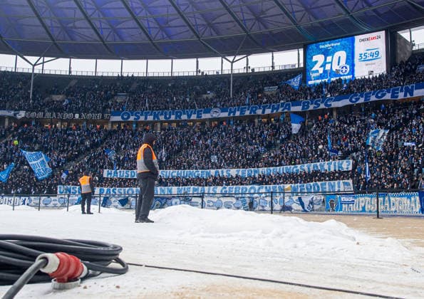 Fussball, Herren, Saison 2025 2026, 2. Bundesliga (20. Spieltag), Hertha BSC - SV Darmstadt 98, Fans von Hertha mit Transparenten: Hausdurchsuchungen als Zermürbungstaktik? Unsere Passion kann niemals gebrochen werden!, 01.02. 2026,