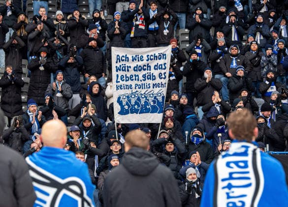 Fussball, Herren, Saison 2025 2026, 2. Bundesliga (20. Spieltag), Hertha BSC - SV Darmstadt 98, Fans von Hertha mit Fahne: Ach wie schön wär doch das Leben, gäbe es keine Pollis mehr, 01.02. 2026,