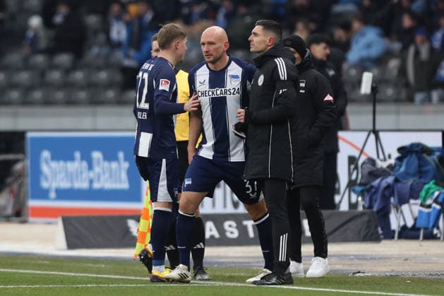 01.02.2026, xtgx, Fussball 2.Bundesliga, Hertha BSC Berlin - SV Darmstadt 98 v.l. Auswechslung Marten Winkler (Hertha BSC Berlin) Einwechslung Toni Leistner (Hertha BSC Berlin) Vierter Offizieller Schiedsrichter Timon Schulz (DFL DFB REGULATIONS PROHIBIT ANY USE OF PHOTOGRAPHS as IMAGE SEQUENCES and or QUASI-VIDEO) Berlin