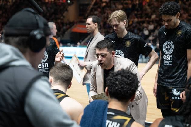 Szene mit Romario Holloway (11; Basketball Löwen Braunschweig), Ferried Naciri (995; Basketball Löwen Braunschweig), Luca Joe Ewelt (9; Basketball Löwen Braunschweig) und Konstantinos Papazoglou (999; Basketball Löwen Braunschweig) am Spielfeldrand in der EasyCredit BBL am 18. Spieltag in Braunschweig. EasyCredit BBL 18. Spieltag in Braunschweig Szene mit Konstantinos Papazoglou (102, Basketball Löwen Braunschweig), Romario Holloway (11; Basketball Löwen Braunschweig) und Luca Joe Ewelt (9; Basketball Löwen Braunschweig)