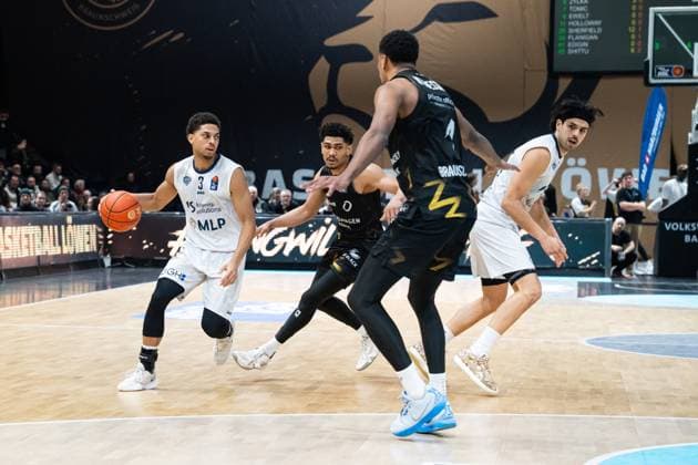 Spielaktion mit Erol Ersek (11; MLP Academics Heidelberg), Kevin McClain (3; MLP Academics Heidelberg) und Adrian Worthy (0; Basketball Löwen Braunschweig) in der EasyCredit BBL am 18. Spieltag in Braunschweig. EasyCredit BBL 18. Spieltag in Braunschweig Erol Ersek (11; MLP Academics Heidelberg) und Kevin McClain (3; MLP Academics Heidelberg) gegen Adrian Worthy (0; Basketball Löwen Braunschweig) in Aktion
