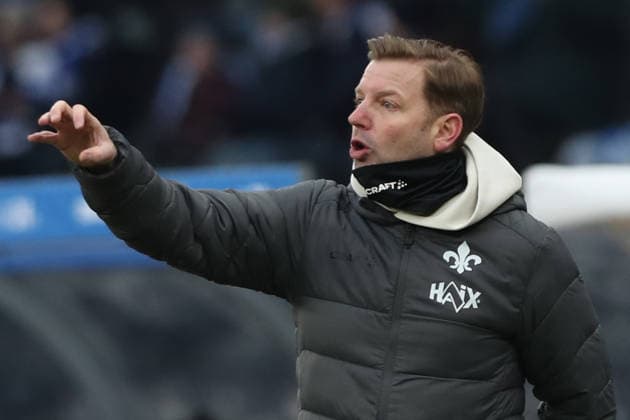 01.02.2026, xtgx, Fussball 2.Bundesliga, Hertha BSC Berlin - SV Darmstadt 98 v.l. Trainer Florian Kohfeldt (SV Darmstadt 98) gibt Anweisungen, gestikuliert, mit den Armen gestikulieren gives instructions, gesticulate (DFL DFB REGULATIONS PROHIBIT ANY USE OF PHOTOGRAPHS as IMAGE SEQUENCES and or QUASI-VIDEO) Berlin