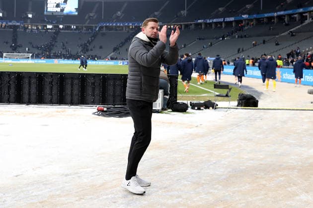 01.02.2026, xtgx, Fussball 2.Bundesliga, Hertha BSC Berlin - SV Darmstadt 98 v.l. Trainer Florian Kohfeldt (SV Darmstadt 98) bedankt sich bei den Fans (DFL DFB REGULATIONS PROHIBIT ANY USE OF PHOTOGRAPHS as IMAGE SEQUENCES and or QUASI-VIDEO) Berlin