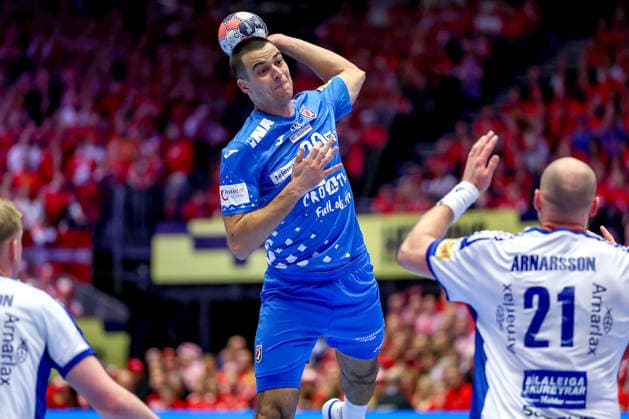 01.02.2026, Handball, Men s EHF EURO 2026, Island - Kroatien, Jyske Bank Boxen in Herning, Dänemark, Placement Match 3 4: Mateo Maras (Croatia 20) wirft den Ball auf das Tor gegen Arnar Freyr Arnarsson (Iceland 21) Dänemark