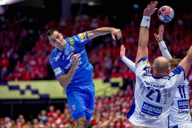 01.02.2026, Handball, Men s EHF EURO 2026, Island - Kroatien, Jyske Bank Boxen in Herning, Dänemark, Placement Match 3 4: Mateo Maras (Croatia 20) wirft den Ball auf das Tor gegen Arnar Freyr Arnarsson (Iceland 21) Dänemark