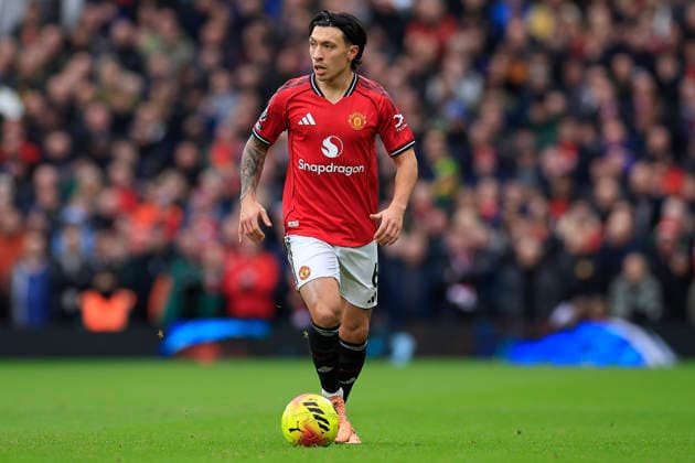 Manchester United, ManU v Fulham, Premier League Lisandro Martinez (6) of Manchester United during the Premier League match between Manchester United and Fulham at Old Trafford, Manchester, UK on 1 February 2026. Manchester Old Trafford Greater Manchester UK Editorial use only DataCo restrictions apply See www.football-dataco.com , Copyright: xConorxMolloyx PSI-23668-0070