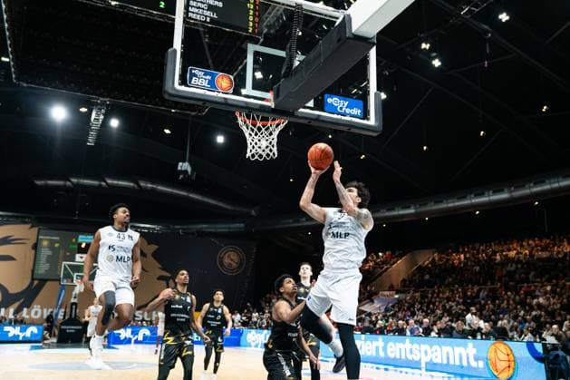 Spielaktion mit Eric Reed Jr. (43; MLP Academics Heidelberg) und Luka ä?uka (5; Basketball Löwen Braunschweig), David NGuessan (1; Basketball Löwen Braunschweig), Benjamin Schröder (2; Basketball Löwen Braunschweig) sowie Adrian Worthy (0; Basketball Löwen Braunschweig) EasyCredit BBL 18. Spieltag in Braunschweig Spielaktion mit Eric Reed Jr. (43; MLP Academics Heidelberg) und Luka ä?uka (5; Basketball Löwen Braunschweig)