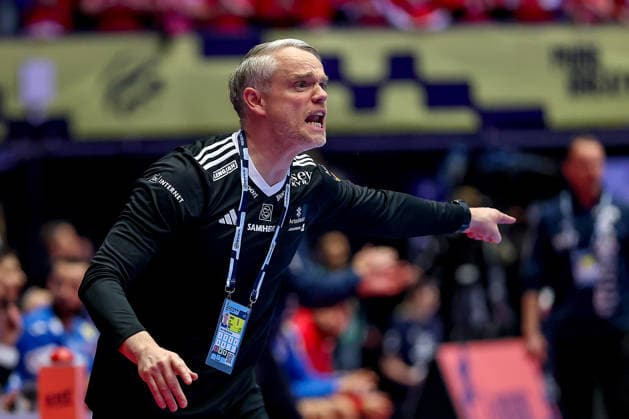 01.02.2026, Handball, Men s EHF EURO 2026, Island - Kroatien, Jyske Bank Boxen in Herning, Dänemark, Placement Match 3 4: Head Coach Jon Gunnlaugur Viggosson (Iceland hc) gestikulierend am Spielfeldrand Dänemark