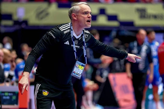 01.02.2026, Handball, Men s EHF EURO 2026, Island - Kroatien, Jyske Bank Boxen in Herning, Dänemark, Placement Match 3 4: Head Coach Jon Gunnlaugur Viggosson (Iceland hc) gestikulierend am Spielfeldrand Dänemark