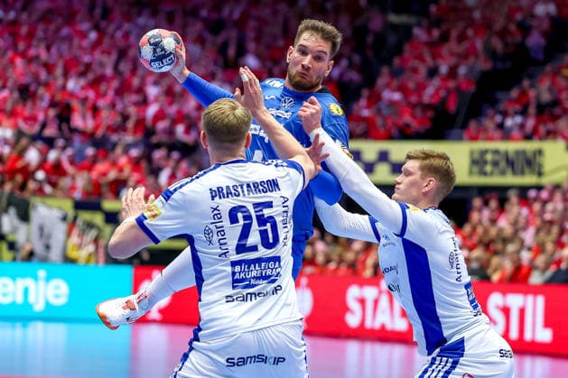 01.02.2026, Handball, Men s EHF EURO 2026, Island - Kroatien, Jyske Bank Boxen in Herning, Dänemark, Placement Match 3 4: Tin Lucin (Croatia 41) wirft den Ball auf das Tor gegen Haukur Thrastarson (Iceland 25) Dänemark