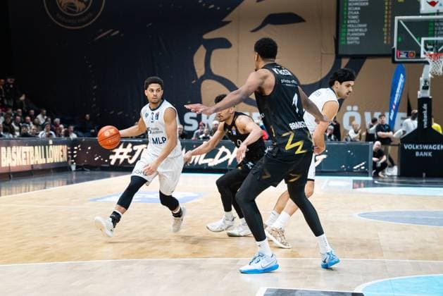 Spielaktion mit Erol Ersek (11; MLP Academics Heidelberg), Kevin McClain (3; MLP Academics Heidelberg) und Adrian Worthy (0, Basketball Löwen Braunschweig) und David NGuessan (1, Basketball Löwen Braunschweig) auf dem Spielfeld in der EasyCredit BBL am 18. Spieltag in Braunschweig. EasyCredit BBL 18. Spieltag in Braunschweig Spielaktion mit Erol Ersek (11; MLP Academics Heidelberg) und Kevin McClain (3; MLP Academics Heidelberg)