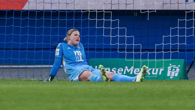 Lea Paulick (Torhüterin, Torwart, Hamburger SV, HSV, 25) enttäuscht über die Niederlage, Enttäuschung nach dem Schlusspfiff, Abpfiff, Highlight, Verlierer, verloren, Frustration, pessimistisch, traurig, DIE DFB-RICHTLINIEN UNTERSAGEN JEGLICHE NUTZUNG VON FOTOS ALS SEQUENZBILDER UND ODER VIDEOÄHNLICHE FOTOSTRECKEN. DFB REGULATIONS PROHIBIT ANY USE OF PHOTOGRAPHS AS IMAGE SEQUENCES AND OR QUASI-VIDEO., 01.02.2026, (), Fussball, Google Pixel Frauen-Bundesliga, Hamburger SV - SC Freiburg