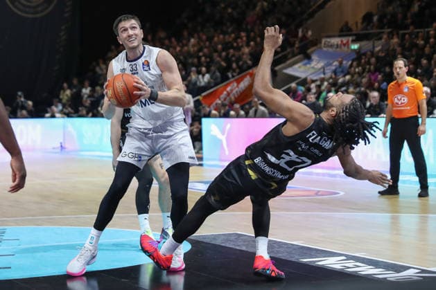 01.02.2026, xgox, Basketball - easyCredit BBL Basketball Loewen Braunschweig - MLP Academics Heidelberg emspor, v.l. Ryan Mikesell (Heidelberg, 33), Chip Fangian (Braunschweig, 30) Zweikampf, Duell, Kampf, tackle Braunschweig