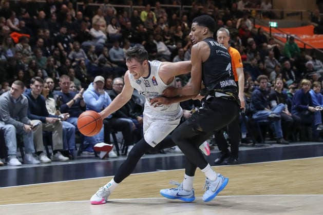 01.02.2026, xgox, Basketball - easyCredit BBL Basketball Loewen Braunschweig - MLP Academics Heidelberg emspor, v.l. Ryan Mikesell (Heidelberg, 33), David NGuessan (Braunschweig, 1) Zweikampf, Duell, Kampf, tackle Braunschweig