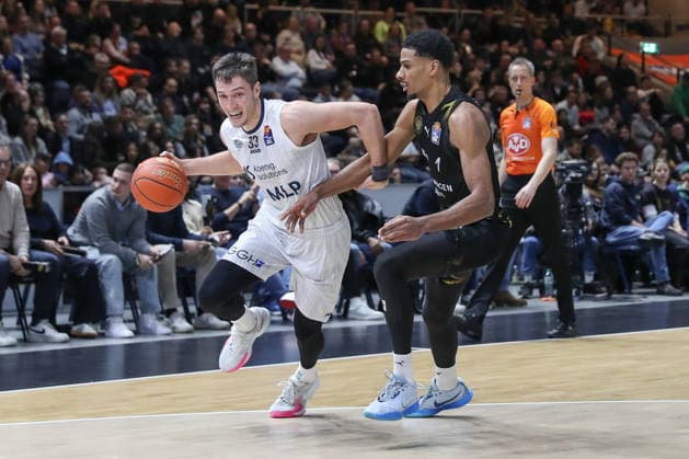 01.02.2026, xgox, Basketball - easyCredit BBL Basketball Loewen Braunschweig - MLP Academics Heidelberg emspor, v.l. Ryan Mikesell (Heidelberg, 33), David NGuessan (Braunschweig, 1) Zweikampf, Duell, Kampf, tackle Braunschweig