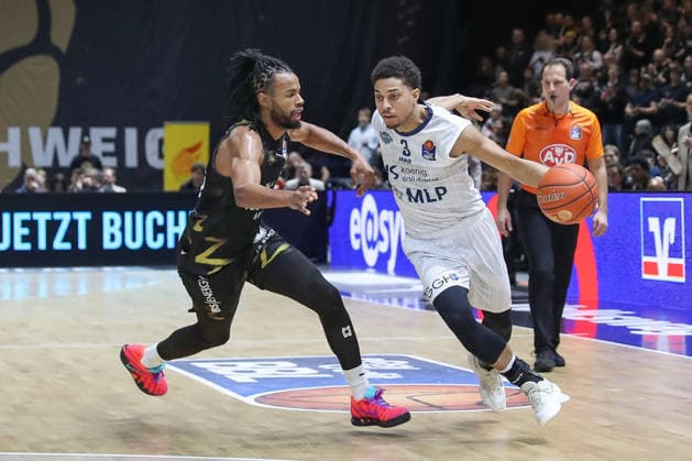 01.02.2026, xgox, Basketball - easyCredit BBL Basketball Loewen Braunschweig - MLP Academics Heidelberg emspor, v.l. Chip Fangian (Braunschweig, 30), Kevin McClain (Heidelberg, 3) Zweikampf, Duell, Kampf, tackle Braunschweig