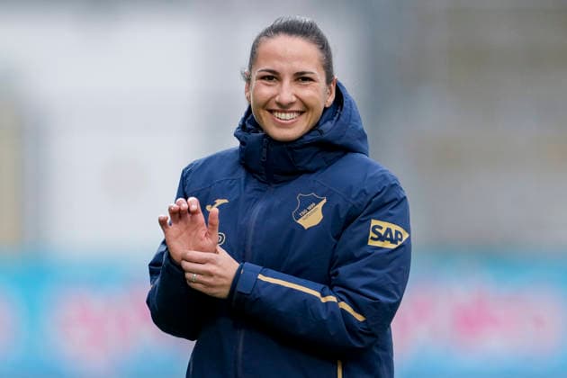 Eva-Maria Virsinger (Cheftrainerin, Trainerin, TSG), Einzelbild, Einzelfoto, Aktion, Action, Freude, freuen, freut sich, freundlich, fröhlich, glücklich, strahlend, optimistisch, Porträt, Portrait, 01.02.2026, Sinsheim (Hoffenheim) (Deutschland), Fussball, Google Pixel Frauen-Bundesliga, TSG 1899 Hoffenheim - SV Werder Bremen, DFB DFL REGULATIONS PROHIBIT ANY USE OF PHOTOGRAPHS AS IMAGE SEQUENCES AND OR QUASI-VIDEO.