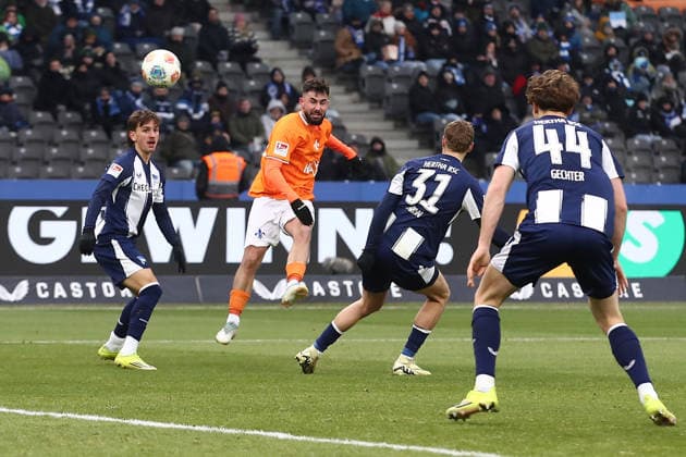 01.02.2026, xtgx, Fussball 2.Bundesliga, Hertha BSC Berlin - SV Darmstadt 98 v.l. Marco Richter (SV Darmstadt 98) Marton Dardai (Hertha BSC Berlin) Zweikampf, Aktion, action, battle for the ball (DFL DFB REGULATIONS PROHIBIT ANY USE OF PHOTOGRAPHS as IMAGE SEQUENCES and or QUASI-VIDEO) Berlin