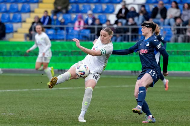 v.li.: Lina Hausicke (Werder, 18), Wielle Douma (Wianda Ellen Geertruida Douma, TSG, 13), Zweikampf, Spielszene, Duell, duel, tackle, tackling, Dynamik, Action, Aktion, 01.02.2026, Sinsheim (Hoffenheim) (Deutschland), Fussball, Google Pixel Frauen-Bundesliga, TSG 1899 Hoffenheim - SV Werder Bremen, DFB DFL REGULATIONS PROHIBIT ANY USE OF PHOTOGRAPHS AS IMAGE SEQUENCES AND OR QUASI-VIDEO.