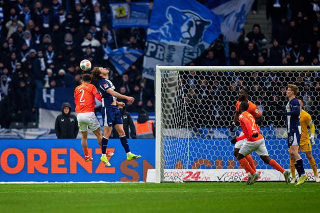 Sergio Lopez (SV Darmstadt 98, 02), Linus Gechter (Hertha BSC, 44), vor dem Tor, GER, Hertha BSC vs. ,SV Darmstadt 98, 2. Bundesliga, Saison 2025 2026, 20. Spieltag, 01.02.2026 (DFL REGULATIONS PROHIBIT ANY USE OF PHOTOGRAPHS AS IMAGE SEQUENCES AND OR QUASI - VIDEO). GER, Hertha BSC vs. ,SV Darmstadt 98, 2. Bundesliga, Saison 2025 2026, 20. Spieltag, 01.02.2026 Berlin