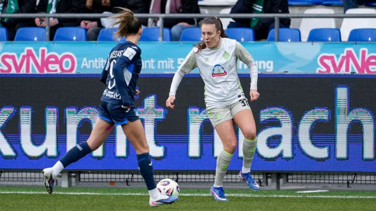 v.li.: Jill Janssens (TSG, 9), Mara Alber (Werder, 37), Aktion, Action, Spielszene, 01.02.2026, Sinsheim (Hoffenheim) (Deutschland), Fussball, Google Pixel Frauen-Bundesliga, TSG 1899 Hoffenheim - SV Werder Bremen, DFB DFL REGULATIONS PROHIBIT ANY USE OF PHOTOGRAPHS AS IMAGE SEQUENCES AND OR QUASI-VIDEO.