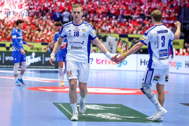 01.02.2026, Handball, Men s EHF EURO 2026, Island - Kroatien, Jyske Bank Boxen in Herning, Dänemark, Placement Match 3 4: Ellioi Vioarsson (Iceland 18) klatscht sich mit Janus Dadi Smarason (Iceland 03) ab. Dänemark