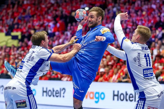 01.02.2026, Handball, Men s EHF EURO 2026, Island - Kroatien, Jyske Bank Boxen in Herning, Dänemark, Placement Match 3 4: Tin Lucin (Croatia 41) im Zweikampf gegen Ymir Gislason (Iceland 11) Dänemark *** 01 02 2026, Handball, Men s EHF EURO 2026, Iceland Croatia, Jyske Bank Boxing in Herning, Denmark, Placement Match 3 4 Tin Lucin Croatia 41 in duel against Ymir Gislason Iceland 11 Denmark