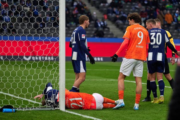 Merveille Papela (SV Darmstadt 98, 21), am Boden, Fraser Hornby (SV Darmstadt 98, 09), Marton Dardai (Hertha BSC, 31), Paul Seguin (Hertha BSC, 30), GER, Hertha BSC vs. ,SV Darmstadt 98, 2. Bundesliga, Saison 2025 2026, 20. Spieltag, 01.02.2026 (DFL REGULATIONS PROHIBIT ANY USE OF PHOTOGRAPHS AS IMAGE SEQUENCES AND OR QUASI - VIDEO). GER, Hertha BSC vs. ,SV Darmstadt 98, 2. Bundesliga, Saison 2025 2026, 20. Spieltag, 01.02.2026 Berlin