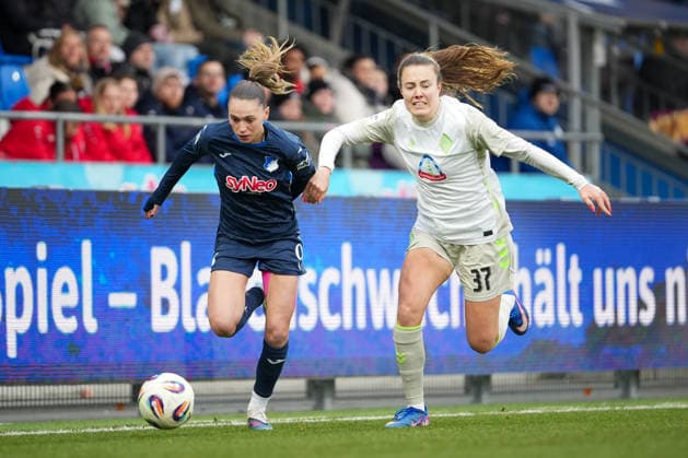 Fussball: Google Pixel Frauen-Bundesliga, 16. Spieltag, TSG Hoffenheim - SV Werder Bremen am 01.02.2026 in Hoffenheim (Dietmar-Hopp-Stadion), Deutschland, Saison 2025 2026: DFB DFL REGULATIONS PROHIBIT ANY USE OF PHOTOGRAPHS as IMAGE SEQUENCES and or QUASI-VIDEO: Janssens, Jill (9,TSG) im Zweikampf mit Alber, Mara (37,SVW). Hoffenheim Dietmar-Hopp-Stadion Deutschland Copyright: xChristophxKinzingerx