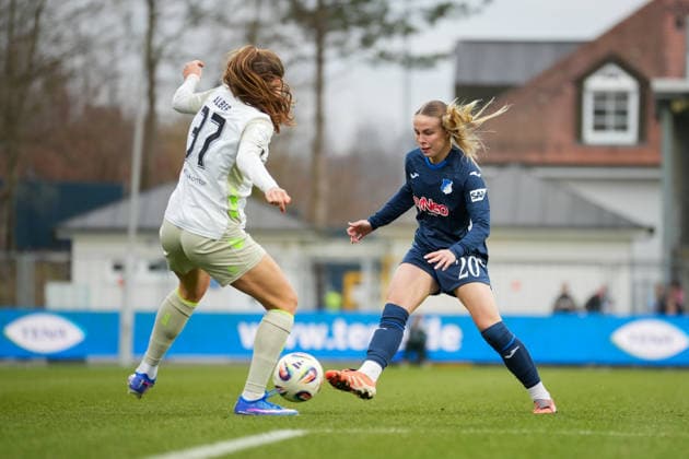 Fussball: Google Pixel Frauen-Bundesliga, 16. Spieltag, TSG Hoffenheim - SV Werder Bremen am 01.02.2026 in Hoffenheim (Dietmar-Hopp-Stadion), Deutschland, Saison 2025 2026: DFB DFL REGULATIONS PROHIBIT ANY USE OF PHOTOGRAPHS as IMAGE SEQUENCES and or QUASI-VIDEO: Gloning, Laura (20,TSG) im Zweikampf mit Alber, Mara (37,SVW). Hoffenheim Dietmar-Hopp-Stadion Deutschland Copyright: xChristophxKinzingerx