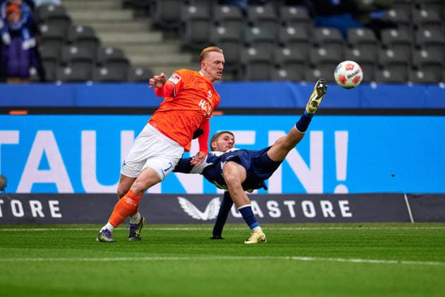 Isac Lidberg (SV Darmstadt 98, 07), Marton Dardai (Hertha BSC, 31), Zweikampf, GER, Hertha BSC vs. ,SV Darmstadt 98, 2. Bundesliga, Saison 2025 2026, 20. Spieltag, 01.02.2026 (DFL REGULATIONS PROHIBIT ANY USE OF PHOTOGRAPHS AS IMAGE SEQUENCES AND OR QUASI - VIDEO). GER, Hertha BSC vs. ,SV Darmstadt 98, 2. Bundesliga, Saison 2025 2026, 20. Spieltag, 01.02.2026 Berlin