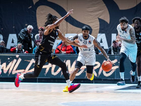 Michael Weathers (MLP Academics Heidelberg, 20) im Zweikampf gegen Chip Flanigan (Basketball Loewen Braunschweig, 30) Basketball Loewen Braunschweig vs. MLP Academics Heidelberg, Basketball, easyCredit Basketball Bundesliga, 18. Spieltag, Saison 2025 2026, 01.02.2026 Basketball Loewen Braunschweig vs. MLP Academics Heidelberg, Basketball, easyCredit Basketball Bundesliga, 18. Spieltag, Saison 2025 2026, 01.02.2026 Braunschweig Copyright: xEibner-Pressefoto DamianxKruczynx EP_DKI